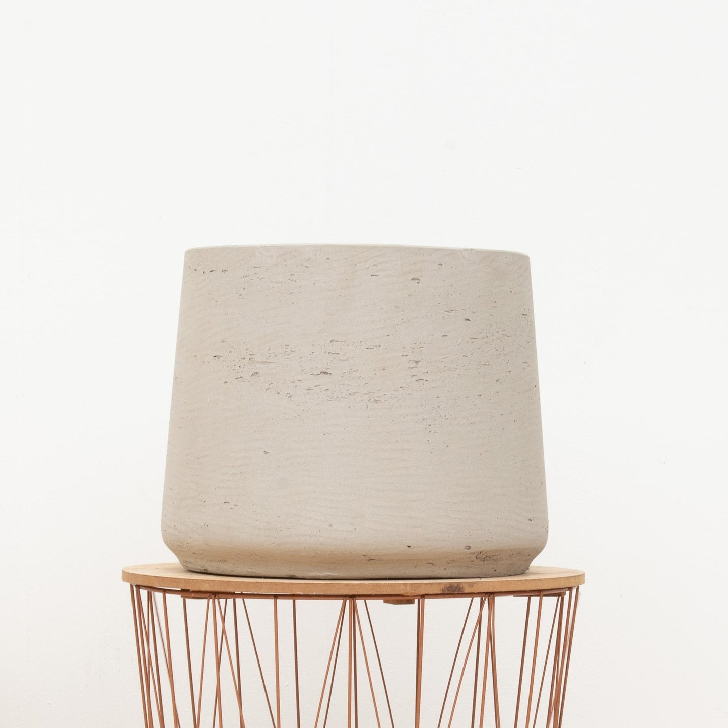 umbo Patt Beige Washed plantenpot, diameter 56 cm, hoogte 47 cm, stijlvol interieuraccessoir. Bij Planttoday.