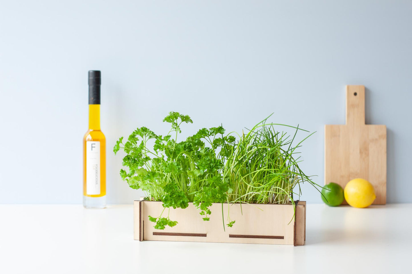 Kruidenpost DIY-kruidentuintje met peterselie en bieslook in stijlvol houten bakje