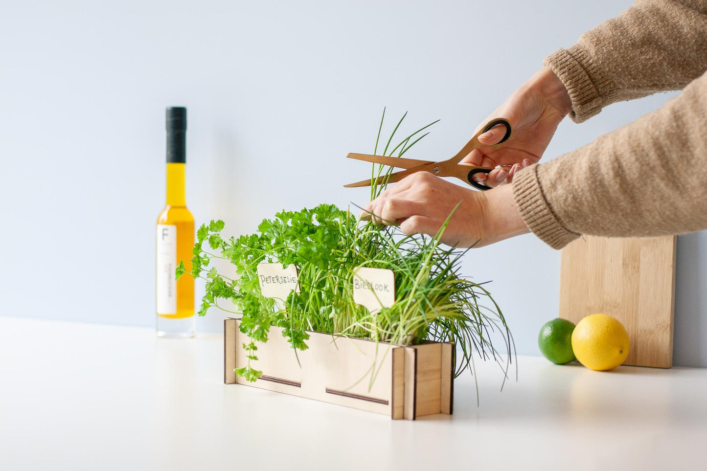 Kruidenpost DIY-kruidentuintje met peterselie en bieslook in stijlvol houten bakje