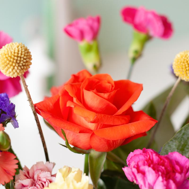 Kleurrijk brievenbusboeket met seizoensbloemen. Top Bloemen