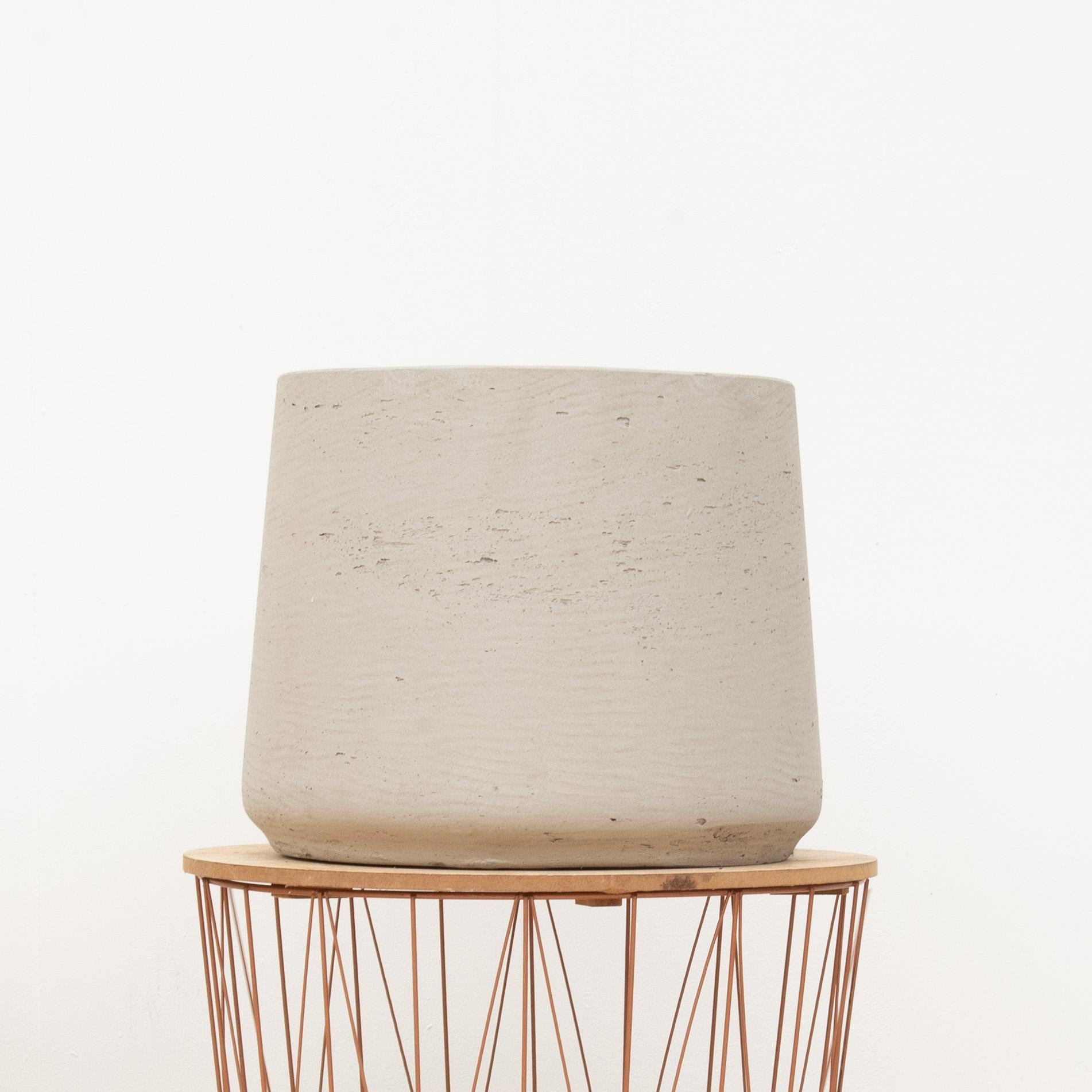 umbo Patt Beige Washed plantenpot, diameter 56 cm, hoogte 47 cm, stijlvol interieuraccessoir. Bij Planttoday.