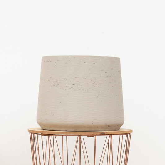 umbo Patt Beige Washed plantenpot, diameter 56 cm, hoogte 47 cm, stijlvol interieuraccessoir. Bij Planttoday.