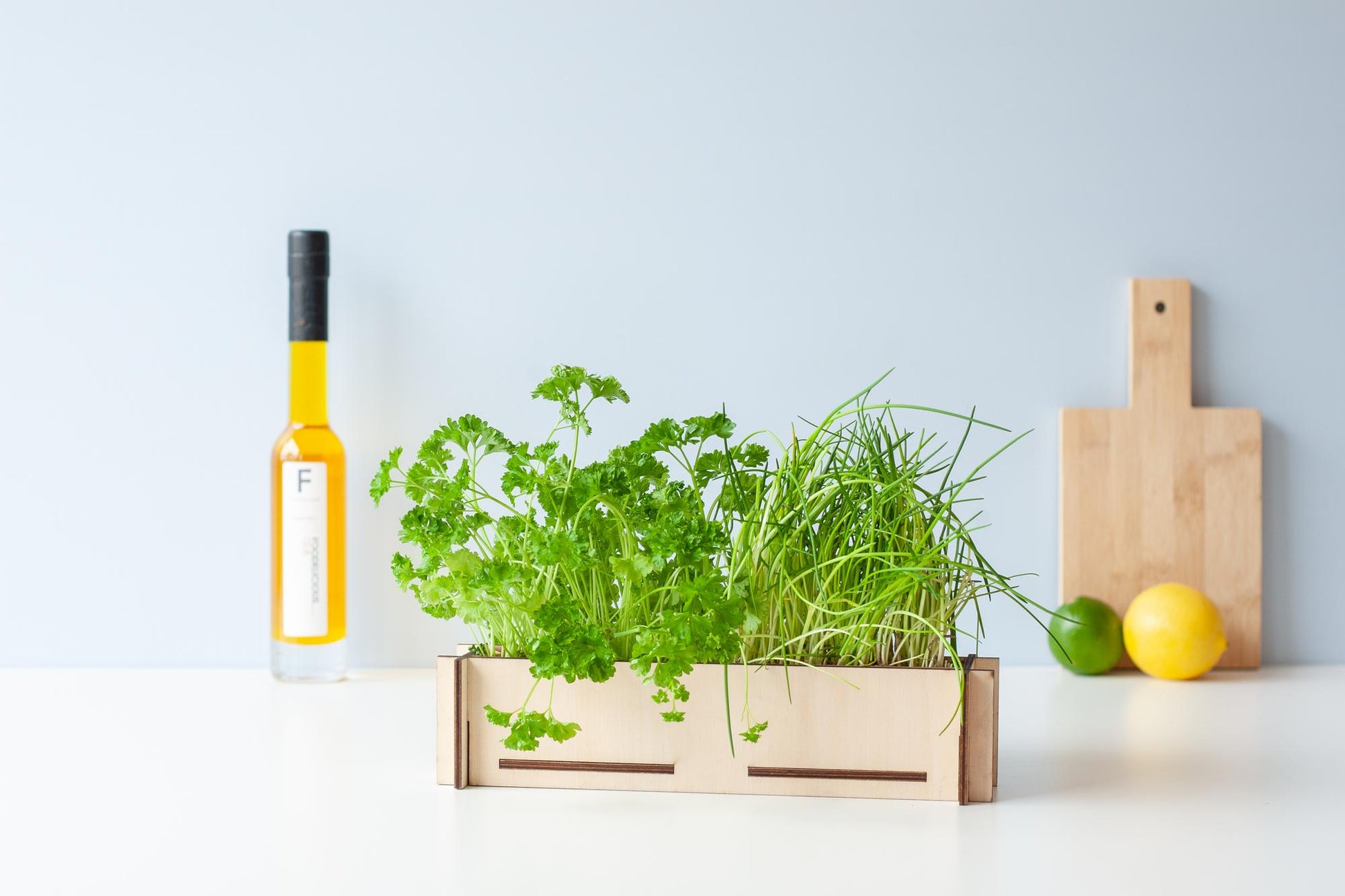 Kruidenpost DIY-kruidentuintje met peterselie en bieslook in stijlvol houten bakje