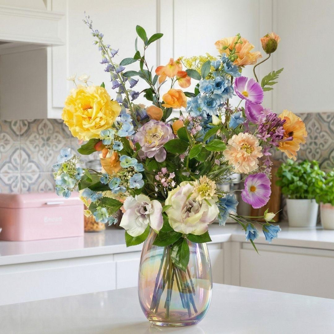 Zacht pastel kunstbloemen boeket met lentekleuren voor interieur