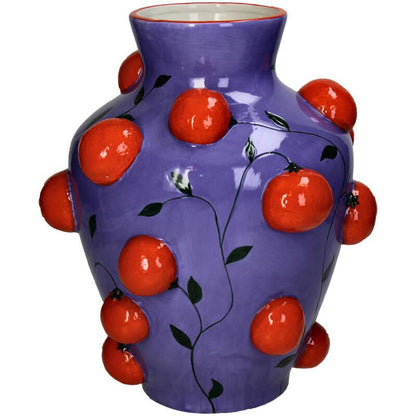 Deze oranje dolomiet vaas met een levendig, meerkleurig ontwerp brengt direct warmte en energie in je interieur. De combinatie van het opvallende kleurgebruik en het speelse design zorgt voor een frisse, uitnodigende sfeer. Perfect als vrolijk accentstuk op een tafel, kast of vensterbank – met of zonder bloemen