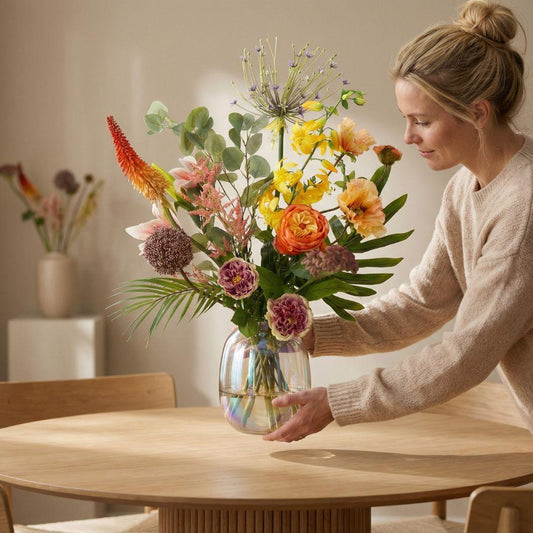 Tropisch kunstbloemen boeket met kleurrijke bloemen voor modern interieur