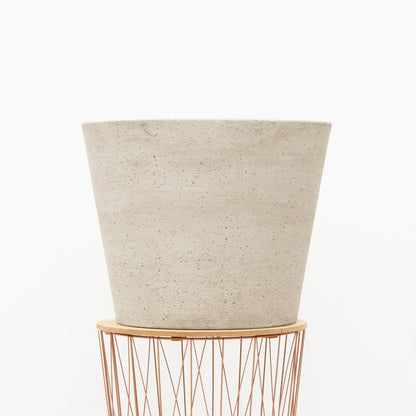 Beige plantenpot met rustieke uitstraling voor grote planten.