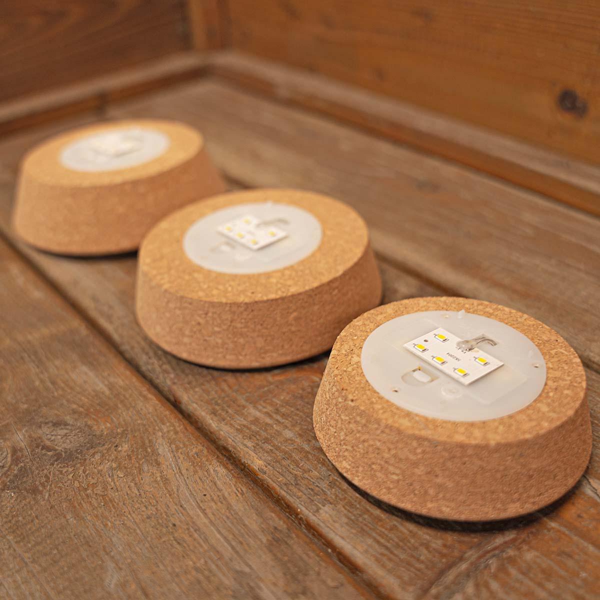 Een LED-kurk is dé must-have voor elke terrarium fles! Verkrijgbaar in drie formaten, brengt deze stijlvolle kurk met LED-verlichting direct sfeer in je terrarium en in iedere ruimte. Het licht laat je planten en mossen stralen en creëert van je terrarium verlichte eyecatcher en lamp om een. Planttoday