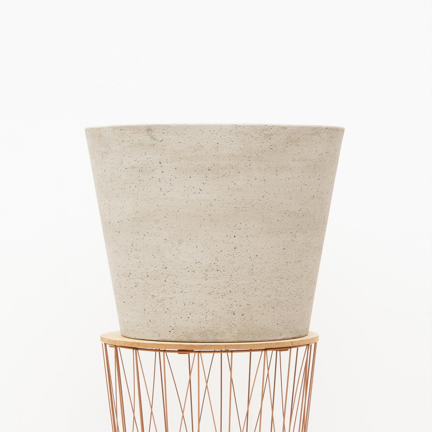 Luxe beige gewassen bloempot Bucket van Ficonstone – diameter 50 cm, hoogte 40 cm, opening 43 cm – geschikt voor binnen en buiten