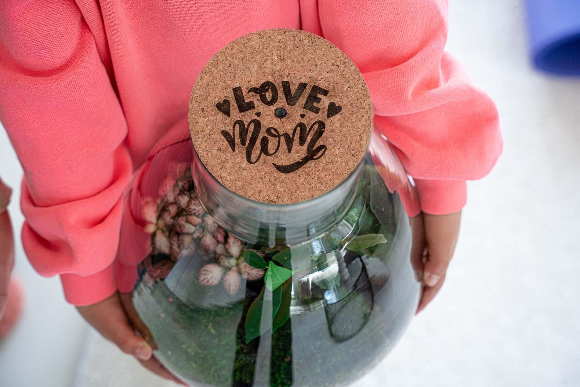 'LOVE MOM' terrarium Sam + gegraveerde kurk met licht - Fles terrarium DIY kit | Moederdag
