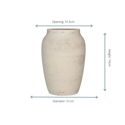 Witte design bloempot met matte krijtstructuur, groot formaat, geschikt voor binnen en buiten.