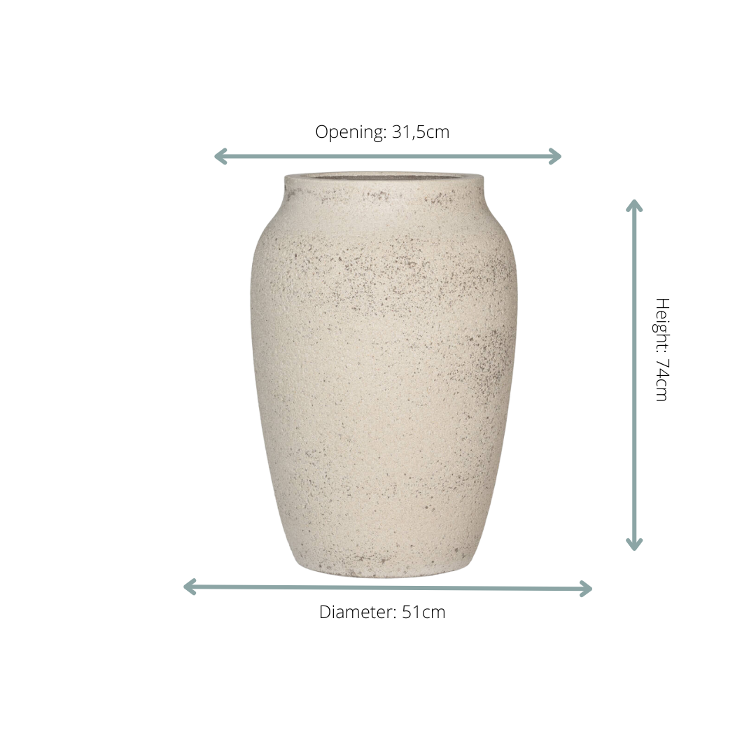 Witte design bloempot met matte krijtstructuur, groot formaat, geschikt voor binnen en buiten.