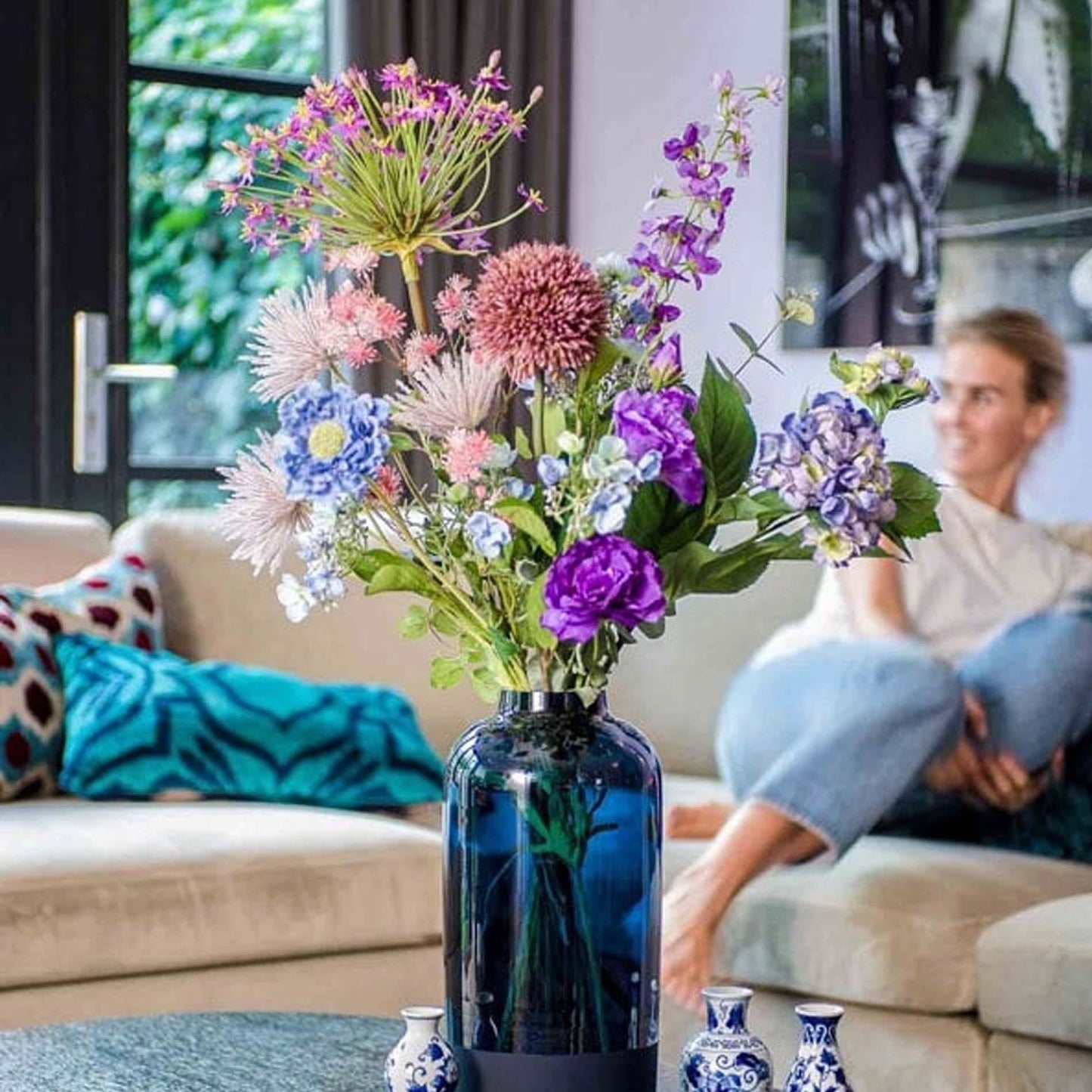 Groot kunstbloemen boeket in pasteltinten van 70–90 cm hoog, met blauwe, roze, lila en groene zijden bloemen in natuurlijke uitstraling.