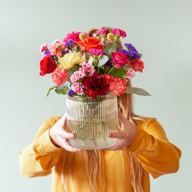 Kleurrijk brievenbusboeket met seizoensbloemen.