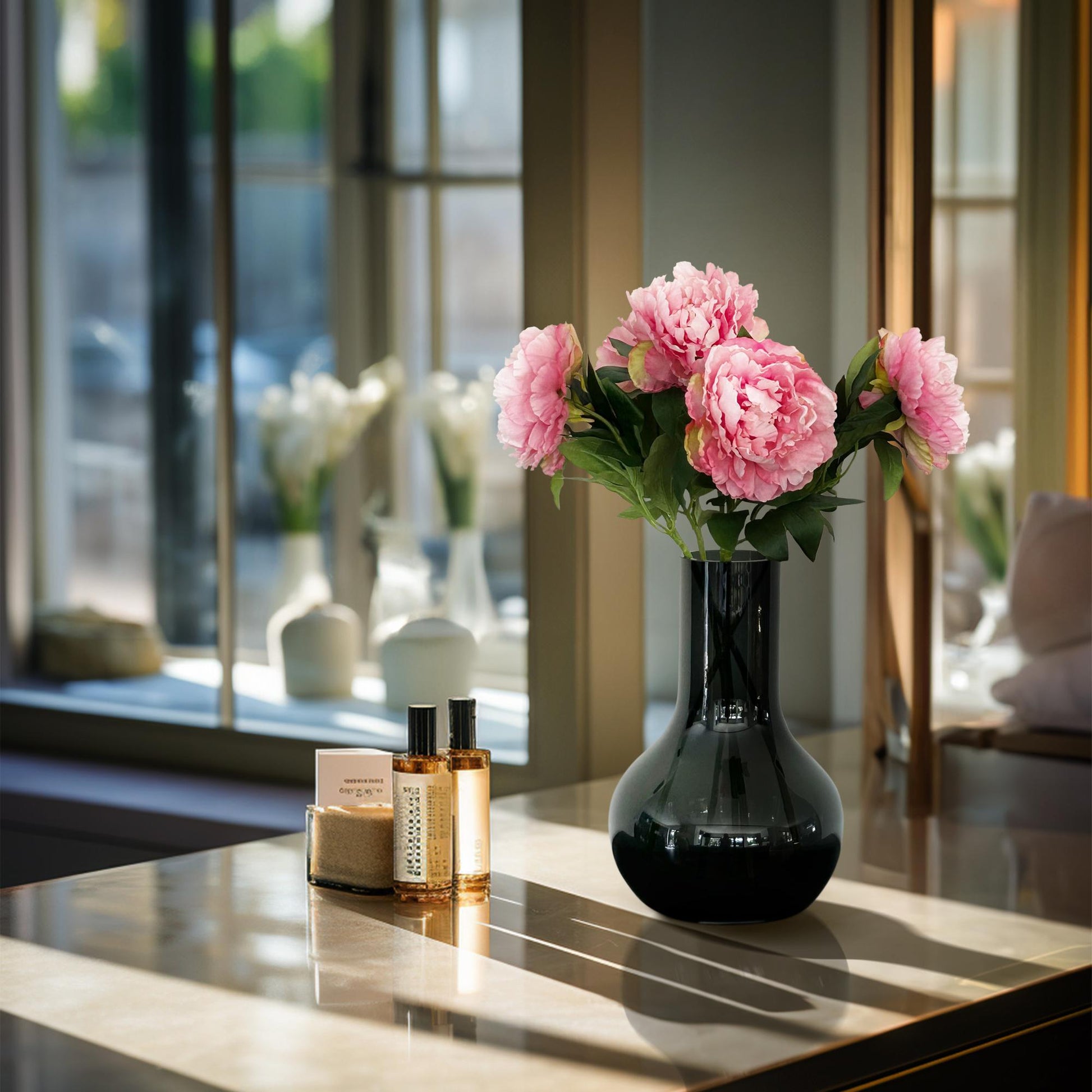 Lichtroze kunst pioenrozen in elegant boeket voor interieur