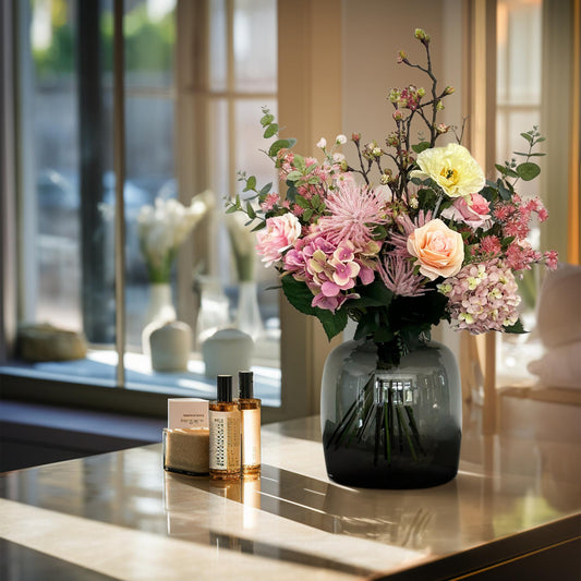 Zomer kunstbloemen boeket in roze wit en geel tinten