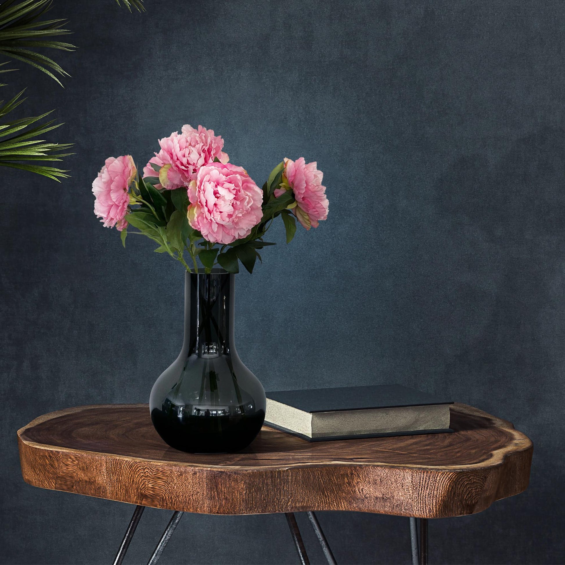 Lichtroze kunst pioenrozen in elegant boeket voor interieur