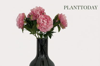 Lichtroze kunst pioenrozen in elegant boeket voor interieur